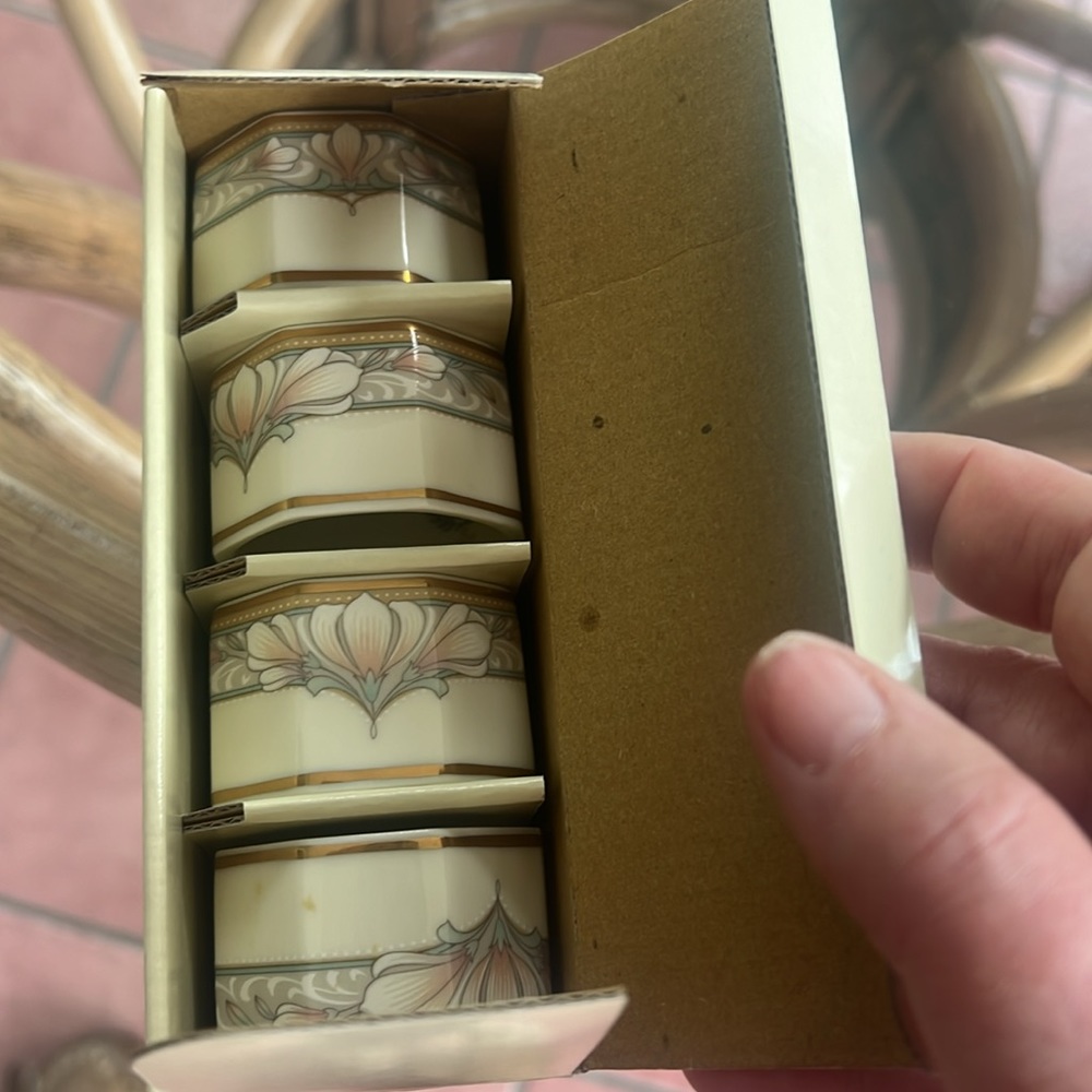 Set of 4 Noritake Barrymore china napkin rings - Picture 5 of 5